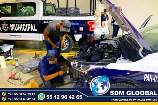Fabricacion conversion, equipamiento y Venta de Unidades Moviles Medicas, Seguridad, Gobieno, Oficinas, Cobro, Rescate, Salvamento, Proteccion, Higiene, Traslado de Reos. Las unidades móviles especiales son vehículos adaptados para llevar servicios y atención a diferentes lugares, especialmente a zonas remotas o de difícil acceso. Estas unidades pueden ser utilizadas para diversos fines, como atención médica, educación, trámites gubernamentales, y más, llevando la atención directamente a la población.Unidades médicas móviles:Equipadas con consultorios, laboratorios o áreas de atención para brindar servicios de salud a comunidades alejadas, Unidades de capacitación móvil:Aulas móviles o centros de capacitación que llevan programas educativos y de formación a diferentes lugares, Unidades de atención gubernamental móvil:Ofrecen servicios como trámites legales, registro civil o asesoría en comunidades distantes,Beneficios de las unidades móviles especiales:Mayor alcance:Permiten llegar a poblaciones que no tienen fácil acceso a servicios o centros de atención. Mayor eficiencia:Ofrecen servicios de manera descentralizada, adaptándose a las necesidades de cada comunidad. Mayor impacto:Al acercar los servicios a la población, se genera un impacto positivo en la calidad de vida de las personas. Flexibilidad:Pueden adaptarse a diferentes tipos de vehículos (camiones, furgonetas, autobuses) dependiendo de las necesidades.