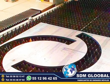 Fabricacion conversion, equipamiento y Venta de Unidades Moviles Medicas, Seguridad, Gobieno, Oficinas, Cobro, Rescate, Salvamento, Proteccion, Higiene, Traslado de Reos. Las unidades móviles especiales son vehículos adaptados para llevar servicios y atención a diferentes lugares, especialmente a zonas remotas o de difícil acceso. Estas unidades pueden ser utilizadas para diversos fines, como atención médica, educación, trámites gubernamentales, y más, llevando la atención directamente a la población.Unidades médicas móviles:Equipadas con consultorios, laboratorios o áreas de atención para brindar servicios de salud a comunidades alejadas, Unidades de capacitación móvil:Aulas móviles o centros de capacitación que llevan programas educativos y de formación a diferentes lugares, Unidades de atención gubernamental móvil:Ofrecen servicios como trámites legales, registro civil o asesoría en comunidades distantes,Beneficios de las unidades móviles especiales:Mayor alcance:Permiten llegar a poblaciones que no tienen fácil acceso a servicios o centros de atención. Mayor eficiencia:Ofrecen servicios de manera descentralizada, adaptándose a las necesidades de cada comunidad. Mayor impacto:Al acercar los servicios a la población, se genera un impacto positivo en la calidad de vida de las personas. Flexibilidad:Pueden adaptarse a diferentes tipos de vehículos (camiones, furgonetas, autobuses) dependiendo de las necesidades.