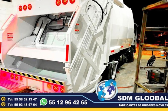 Fabricacion conversion, equipamiento y Venta de Unidades Moviles Medicas, Seguridad, Gobieno, Oficinas, Cobro, Rescate, Salvamento, Proteccion, Higiene, Traslado de Reos. Las unidades móviles especiales son vehículos adaptados para llevar servicios y atención a diferentes lugares, especialmente a zonas remotas o de difícil acceso. Estas unidades pueden ser utilizadas para diversos fines, como atención médica, educación, trámites gubernamentales, y más, llevando la atención directamente a la población.Unidades médicas móviles:Equipadas con consultorios, laboratorios o áreas de atención para brindar servicios de salud a comunidades alejadas, Unidades de capacitación móvil:Aulas móviles o centros de capacitación que llevan programas educativos y de formación a diferentes lugares, Unidades de atención gubernamental móvil:Ofrecen servicios como trámites legales, registro civil o asesoría en comunidades distantes,Beneficios de las unidades móviles especiales:Mayor alcance:Permiten llegar a poblaciones que no tienen fácil acceso a servicios o centros de atención. Mayor eficiencia:Ofrecen servicios de manera descentralizada, adaptándose a las necesidades de cada comunidad. Mayor impacto:Al acercar los servicios a la población, se genera un impacto positivo en la calidad de vida de las personas. Flexibilidad:Pueden adaptarse a diferentes tipos de vehículos (camiones, furgonetas, autobuses) dependiendo de las necesidades.