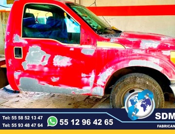 Fabricacion conversion, equipamiento y Venta de Unidades Moviles Medicas, Seguridad, Gobieno, Oficinas, Cobro, Rescate, Salvamento, Proteccion, Higiene, Traslado de Reos. Las unidades móviles especiales son vehículos adaptados para llevar servicios y atención a diferentes lugares, especialmente a zonas remotas o de difícil acceso. Estas unidades pueden ser utilizadas para diversos fines, como atención médica, educación, trámites gubernamentales, y más, llevando la atención directamente a la población.Unidades médicas móviles:Equipadas con consultorios, laboratorios o áreas de atención para brindar servicios de salud a comunidades alejadas, Unidades de capacitación móvil:Aulas móviles o centros de capacitación que llevan programas educativos y de formación a diferentes lugares, Unidades de atención gubernamental móvil:Ofrecen servicios como trámites legales, registro civil o asesoría en comunidades distantes,Beneficios de las unidades móviles especiales:Mayor alcance:Permiten llegar a poblaciones que no tienen fácil acceso a servicios o centros de atención. Mayor eficiencia:Ofrecen servicios de manera descentralizada, adaptándose a las necesidades de cada comunidad. Mayor impacto:Al acercar los servicios a la población, se genera un impacto positivo en la calidad de vida de las personas. Flexibilidad:Pueden adaptarse a diferentes tipos de vehículos (camiones, furgonetas, autobuses) dependiendo de las necesidades.