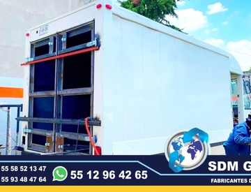 Fabricacion conversion, equipamiento y Venta de Unidades Moviles Medicas, Seguridad, Gobieno, Oficinas, Cobro, Rescate, Salvamento, Proteccion, Higiene, Traslado de Reos. Las unidades móviles especiales son vehículos adaptados para llevar servicios y atención a diferentes lugares, especialmente a zonas remotas o de difícil acceso. Estas unidades pueden ser utilizadas para diversos fines, como atención médica, educación, trámites gubernamentales, y más, llevando la atención directamente a la población.Unidades médicas móviles:Equipadas con consultorios, laboratorios o áreas de atención para brindar servicios de salud a comunidades alejadas, Unidades de capacitación móvil:Aulas móviles o centros de capacitación que llevan programas educativos y de formación a diferentes lugares, Unidades de atención gubernamental móvil:Ofrecen servicios como trámites legales, registro civil o asesoría en comunidades distantes,Beneficios de las unidades móviles especiales:Mayor alcance:Permiten llegar a poblaciones que no tienen fácil acceso a servicios o centros de atención. Mayor eficiencia:Ofrecen servicios de manera descentralizada, adaptándose a las necesidades de cada comunidad. Mayor impacto:Al acercar los servicios a la población, se genera un impacto positivo en la calidad de vida de las personas. Flexibilidad:Pueden adaptarse a diferentes tipos de vehículos (camiones, furgonetas, autobuses) dependiendo de las necesidades.