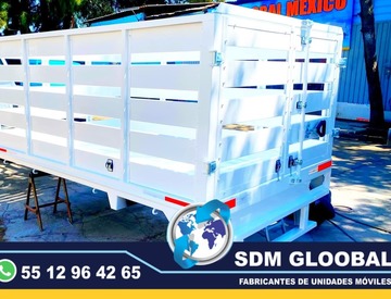 Fabricacion conversion, equipamiento y Venta de Unidades Moviles Medicas, Seguridad, Gobieno, Oficinas, Cobro, Rescate, Salvamento, Proteccion, Higiene, Traslado de Reos. Las unidades móviles especiales son vehículos adaptados para llevar servicios y atención a diferentes lugares, especialmente a zonas remotas o de difícil acceso. Estas unidades pueden ser utilizadas para diversos fines, como atención médica, educación, trámites gubernamentales, y más, llevando la atención directamente a la población.Unidades médicas móviles:Equipadas con consultorios, laboratorios o áreas de atención para brindar servicios de salud a comunidades alejadas, Unidades de capacitación móvil:Aulas móviles o centros de capacitación que llevan programas educativos y de formación a diferentes lugares, Unidades de atención gubernamental móvil:Ofrecen servicios como trámites legales, registro civil o asesoría en comunidades distantes,Beneficios de las unidades móviles especiales:Mayor alcance:Permiten llegar a poblaciones que no tienen fácil acceso a servicios o centros de atención. Mayor eficiencia:Ofrecen servicios de manera descentralizada, adaptándose a las necesidades de cada comunidad. Mayor impacto:Al acercar los servicios a la población, se genera un impacto positivo en la calidad de vida de las personas. Flexibilidad:Pueden adaptarse a diferentes tipos de vehículos (camiones, furgonetas, autobuses) dependiendo de las necesidades.