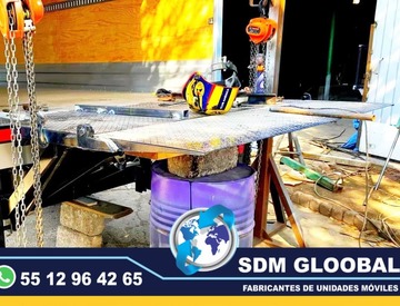 Fabricacion conversion, equipamiento y Venta de Unidades Moviles Medicas, Seguridad, Gobieno, Oficinas, Cobro, Rescate, Salvamento, Proteccion, Higiene, Traslado de Reos. Las unidades móviles especiales son vehículos adaptados para llevar servicios y atención a diferentes lugares, especialmente a zonas remotas o de difícil acceso. Estas unidades pueden ser utilizadas para diversos fines, como atención médica, educación, trámites gubernamentales, y más, llevando la atención directamente a la población.Unidades médicas móviles:Equipadas con consultorios, laboratorios o áreas de atención para brindar servicios de salud a comunidades alejadas, Unidades de capacitación móvil:Aulas móviles o centros de capacitación que llevan programas educativos y de formación a diferentes lugares, Unidades de atención gubernamental móvil:Ofrecen servicios como trámites legales, registro civil o asesoría en comunidades distantes,Beneficios de las unidades móviles especiales:Mayor alcance:Permiten llegar a poblaciones que no tienen fácil acceso a servicios o centros de atención. Mayor eficiencia:Ofrecen servicios de manera descentralizada, adaptándose a las necesidades de cada comunidad. Mayor impacto:Al acercar los servicios a la población, se genera un impacto positivo en la calidad de vida de las personas. Flexibilidad:Pueden adaptarse a diferentes tipos de vehículos (camiones, furgonetas, autobuses) dependiendo de las necesidades.