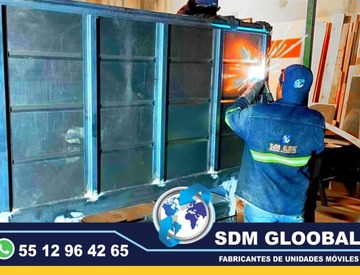 Fabricacion conversion, equipamiento y Venta de Unidades Moviles Medicas, Seguridad, Gobieno, Oficinas, Cobro, Rescate, Salvamento, Proteccion, Higiene, Traslado de Reos. Las unidades móviles especiales son vehículos adaptados para llevar servicios y atención a diferentes lugares, especialmente a zonas remotas o de difícil acceso. Estas unidades pueden ser utilizadas para diversos fines, como atención médica, educación, trámites gubernamentales, y más, llevando la atención directamente a la población.Unidades médicas móviles:Equipadas con consultorios, laboratorios o áreas de atención para brindar servicios de salud a comunidades alejadas, Unidades de capacitación móvil:Aulas móviles o centros de capacitación que llevan programas educativos y de formación a diferentes lugares, Unidades de atención gubernamental móvil:Ofrecen servicios como trámites legales, registro civil o asesoría en comunidades distantes,Beneficios de las unidades móviles especiales:Mayor alcance:Permiten llegar a poblaciones que no tienen fácil acceso a servicios o centros de atención. Mayor eficiencia:Ofrecen servicios de manera descentralizada, adaptándose a las necesidades de cada comunidad. Mayor impacto:Al acercar los servicios a la población, se genera un impacto positivo en la calidad de vida de las personas. Flexibilidad:Pueden adaptarse a diferentes tipos de vehículos (camiones, furgonetas, autobuses) dependiendo de las necesidades.