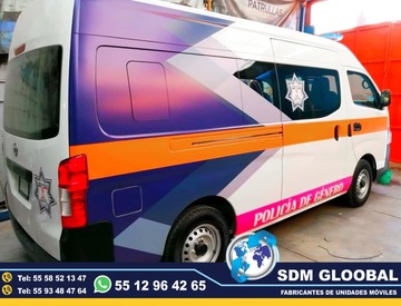 Fabricacion conversion, equipamiento y Venta de Unidades Moviles Medicas, Seguridad, Gobieno, Oficinas, Cobro, Rescate, Salvamento, Proteccion, Higiene, Traslado de Reos. Las unidades móviles especiales son vehículos adaptados para llevar servicios y atención a diferentes lugares, especialmente a zonas remotas o de difícil acceso. Estas unidades pueden ser utilizadas para diversos fines, como atención médica, educación, trámites gubernamentales, y más, llevando la atención directamente a la población.Unidades médicas móviles:Equipadas con consultorios, laboratorios o áreas de atención para brindar servicios de salud a comunidades alejadas, Unidades de capacitación móvil:Aulas móviles o centros de capacitación que llevan programas educativos y de formación a diferentes lugares, Unidades de atención gubernamental móvil:Ofrecen servicios como trámites legales, registro civil o asesoría en comunidades distantes,Beneficios de las unidades móviles especiales:Mayor alcance:Permiten llegar a poblaciones que no tienen fácil acceso a servicios o centros de atención. Mayor eficiencia:Ofrecen servicios de manera descentralizada, adaptándose a las necesidades de cada comunidad. Mayor impacto:Al acercar los servicios a la población, se genera un impacto positivo en la calidad de vida de las personas. Flexibilidad:Pueden adaptarse a diferentes tipos de vehículos (camiones, furgonetas, autobuses) dependiendo de las necesidades.
