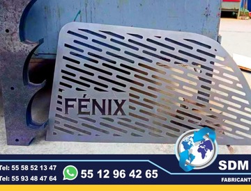 Fabricacion conversion, equipamiento y Venta de Unidades Moviles Medicas, Seguridad, Gobieno, Oficinas, Cobro, Rescate, Salvamento, Proteccion, Higiene, Traslado de Reos. Las unidades móviles especiales son vehículos adaptados para llevar servicios y atención a diferentes lugares, especialmente a zonas remotas o de difícil acceso. Estas unidades pueden ser utilizadas para diversos fines, como atención médica, educación, trámites gubernamentales, y más, llevando la atención directamente a la población.Unidades médicas móviles:Equipadas con consultorios, laboratorios o áreas de atención para brindar servicios de salud a comunidades alejadas, Unidades de capacitación móvil:Aulas móviles o centros de capacitación que llevan programas educativos y de formación a diferentes lugares, Unidades de atención gubernamental móvil:Ofrecen servicios como trámites legales, registro civil o asesoría en comunidades distantes,Beneficios de las unidades móviles especiales:Mayor alcance:Permiten llegar a poblaciones que no tienen fácil acceso a servicios o centros de atención. Mayor eficiencia:Ofrecen servicios de manera descentralizada, adaptándose a las necesidades de cada comunidad. Mayor impacto:Al acercar los servicios a la población, se genera un impacto positivo en la calidad de vida de las personas. Flexibilidad:Pueden adaptarse a diferentes tipos de vehículos (camiones, furgonetas, autobuses) dependiendo de las necesidades.