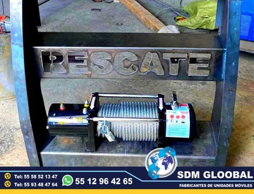 Fabricacion conversion, equipamiento y Venta de Unidades Moviles Medicas, Seguridad, Gobieno, Oficinas, Cobro, Rescate, Salvamento, Proteccion, Higiene, Traslado de Reos. Las unidades móviles especiales son vehículos adaptados para llevar servicios y atención a diferentes lugares, especialmente a zonas remotas o de difícil acceso. Estas unidades pueden ser utilizadas para diversos fines, como atención médica, educación, trámites gubernamentales, y más, llevando la atención directamente a la población.Unidades médicas móviles:Equipadas con consultorios, laboratorios o áreas de atención para brindar servicios de salud a comunidades alejadas, Unidades de capacitación móvil:Aulas móviles o centros de capacitación que llevan programas educativos y de formación a diferentes lugares, Unidades de atención gubernamental móvil:Ofrecen servicios como trámites legales, registro civil o asesoría en comunidades distantes,Beneficios de las unidades móviles especiales:Mayor alcance:Permiten llegar a poblaciones que no tienen fácil acceso a servicios o centros de atención. Mayor eficiencia:Ofrecen servicios de manera descentralizada, adaptándose a las necesidades de cada comunidad. Mayor impacto:Al acercar los servicios a la población, se genera un impacto positivo en la calidad de vida de las personas. Flexibilidad:Pueden adaptarse a diferentes tipos de vehículos (camiones, furgonetas, autobuses) dependiendo de las necesidades.